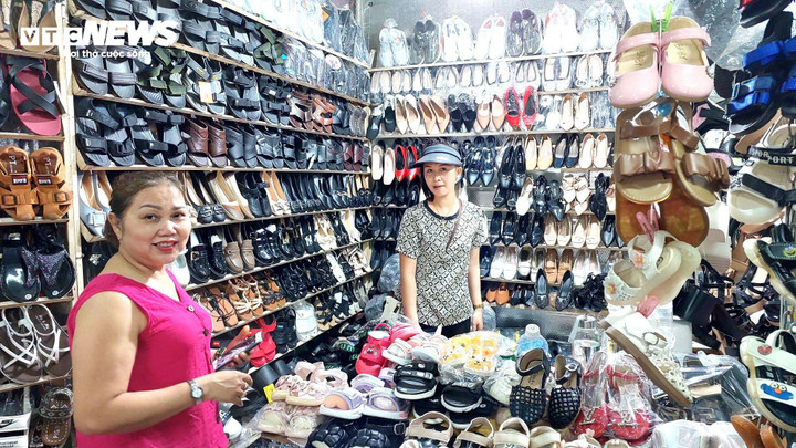 Vị khách hiếm hoi mua hàng tại tầng 2 chợ Siêu Thị Đà Nẵng trong sáng 1/11.