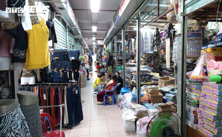 Không có khách, tiểu thương tầng 2 chợ Siêu Thị Đà Nẵng đối diện nguy cơ đóng cửa.