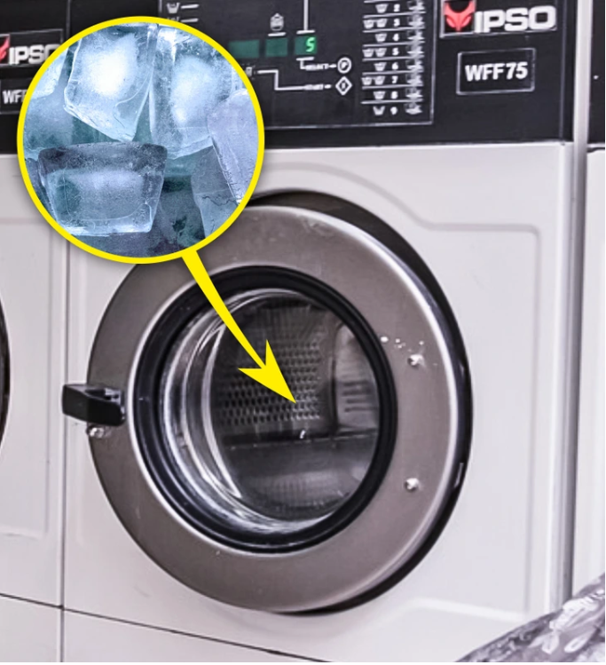 Bỏ một vài viên đá trong tủ lạnh cùng đồ cần ủi vào máy sấy và đặt ở mức nhiệt lớn nhất. (Ảnh: Brightside)