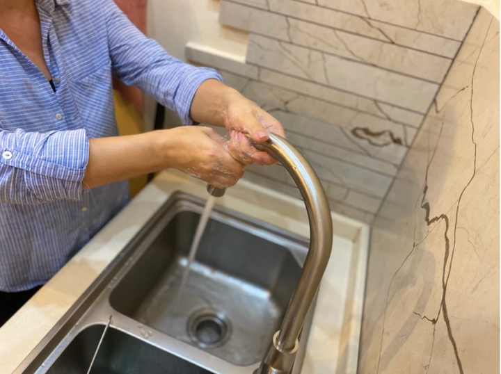 Một cách vô cùng đơn giản để đối phó với những loại mùi tương tự như vậy, đó là chà tay lên inox. (Ảnh: Brightside)