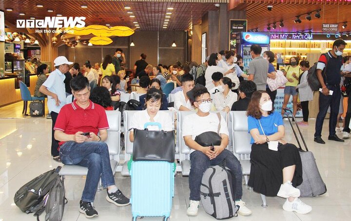 Nhiều người đắn đo khi mua vé máy bay dịp Tết vì giá quá cao. (Ảnh minh họa)