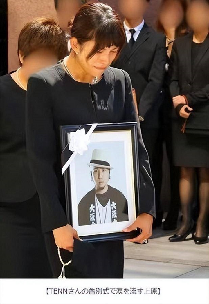 Takako Uehara trong tang lễ của chồng cũ.