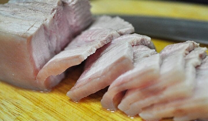 Thịt luộc bên trong có màu đỏ do chứa chất độc hại cho cơ thể? (Ảnh minh họa)