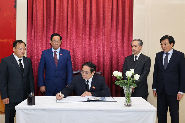 Thủ tướng Phạm Minh Chính ghi sổ tang tưởng niệm nguyên Thủ tướng Trung Quốc Lý Khắc Cường. (Ảnh: VGP/Nhật Bắc).