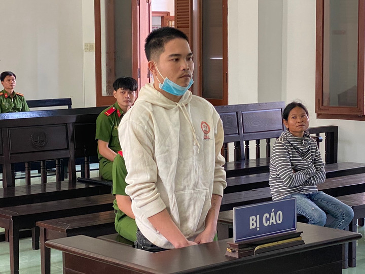 Mẹ của bị cáo nhìn đứa con trai duy nhất của mình lại vướng vòng lao lý.
