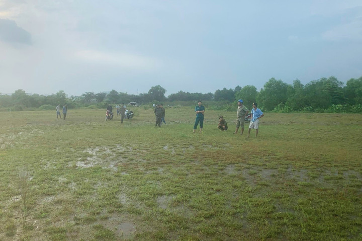 Hiện trường nơi phát hiện người đàn ông tử vong bất thường, trên người có nhiều con đỉa đeo bám.