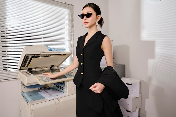 Bộ sưu tập lần này vẫn khai thác 2 tông màu kinh điển đen – trắng sang trọng, lịch lãm.