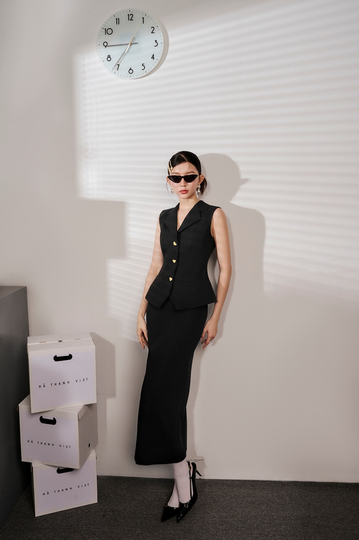 Bộ sưu tập Fall - Winter 2023 của Hà Thanh Việt vẫn khai thác triệt để những phom dáng cổ điển như váy cổ vest, chất liệu ren tinh tế hay áo gi-lê kết hợp cùng blazer, suit lịch lãm…thông qua đó quý cô văn phòng hiện lên đầy sang trọng nhưng cũng không kém phần cá tính.