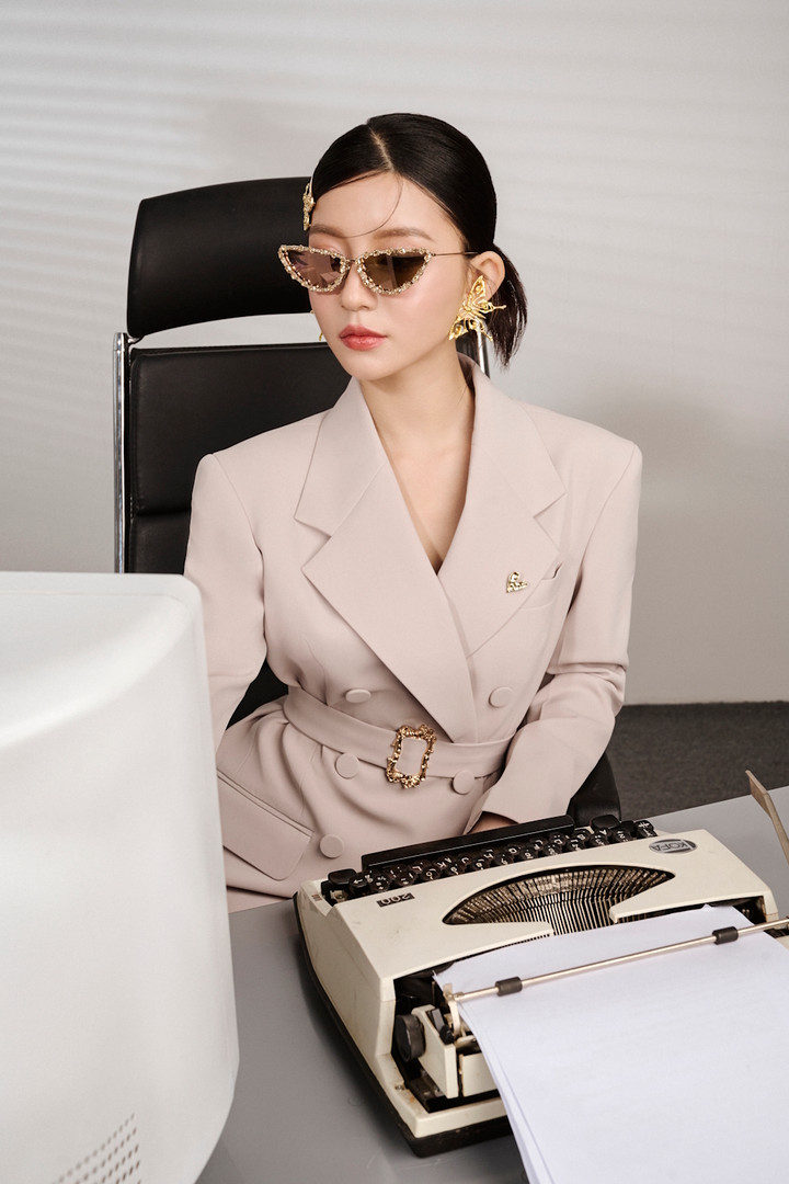 Bộ sưu tập tập trung khơi mở vẻ đẹp tri thức tiềm ẩn trong hình ảnh người phụ nữ thời đại 4.0. Hình ảnh những quý cô văn phòng dù bận rộn vẫn toát lên nét thanh lịch.