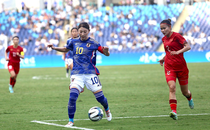 Thu Thương (áo đỏ) chơi cố gắng.