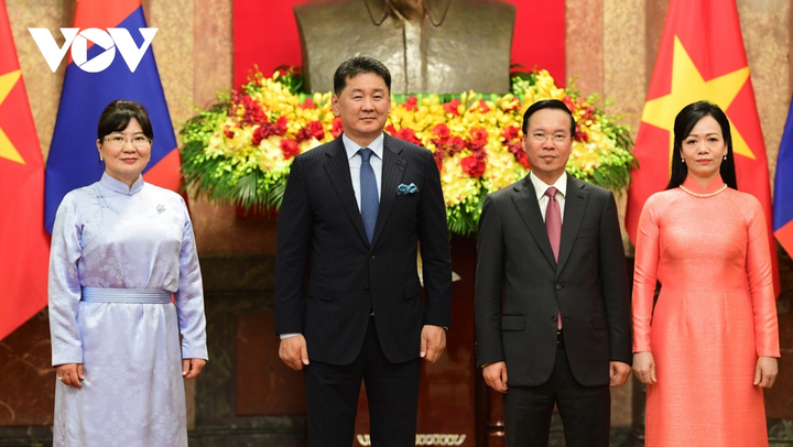 Chủ tịch nước Võ Văn Thưởng và Phu nhân chụp ảnh chung cùng Tổng thống Mông Cổ Ukhnaagiin Khurelsukh và Phu nhân