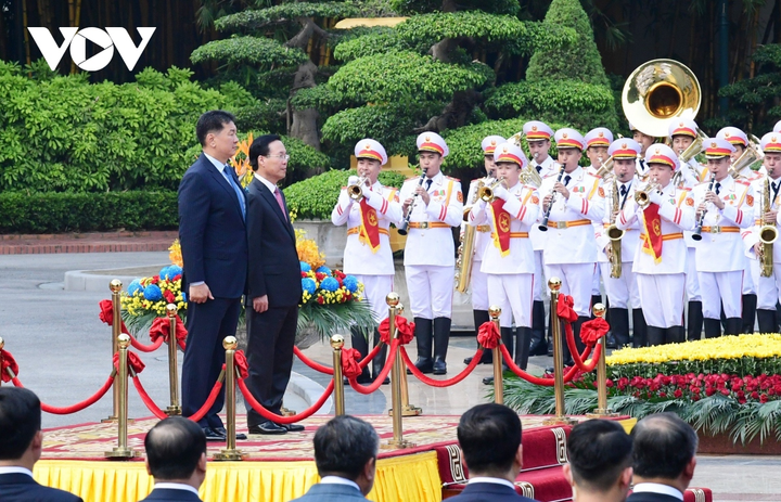 Chủ tịch nước Võ Văn Thưởng chủ trì lễ đón trọng thể Tổng thống Mông Cổ. (Ảnh: Trọng Phú)