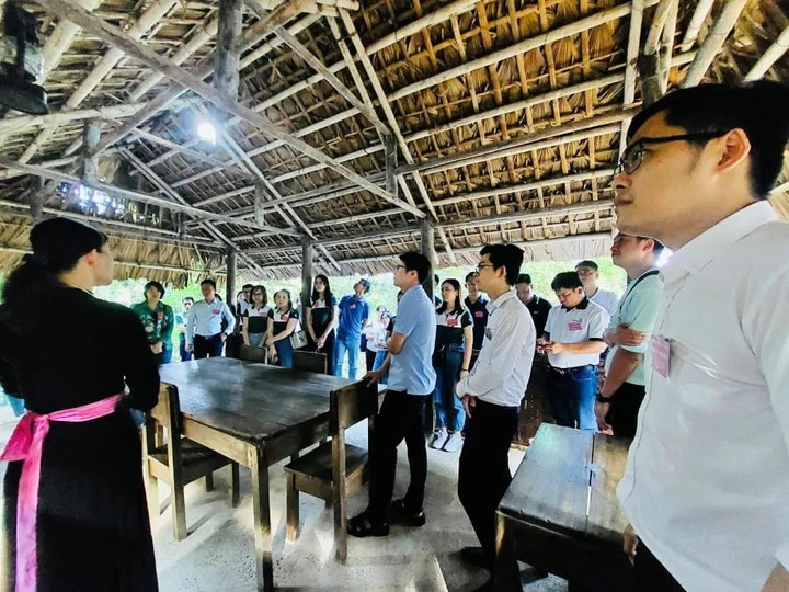 Các quần chúng ưu tú tham gia chuyến thực tế tại Khu di tích lịch sử ATK Định Hóa - Thái Nguyên.