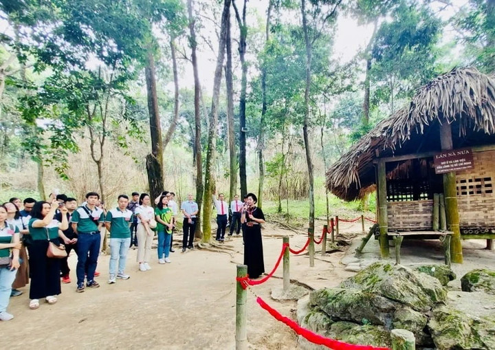 Các quần chúng ưu tú tham quan Khu di tích ATK Tân Trào - Tuyên Quang
