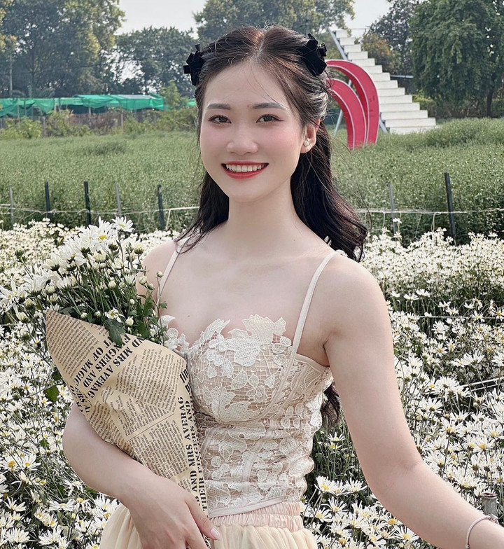 Phương Thảo rạng rỡ bên cúc họa mi đầu mùa. (Ảnh: Phương Thảo)