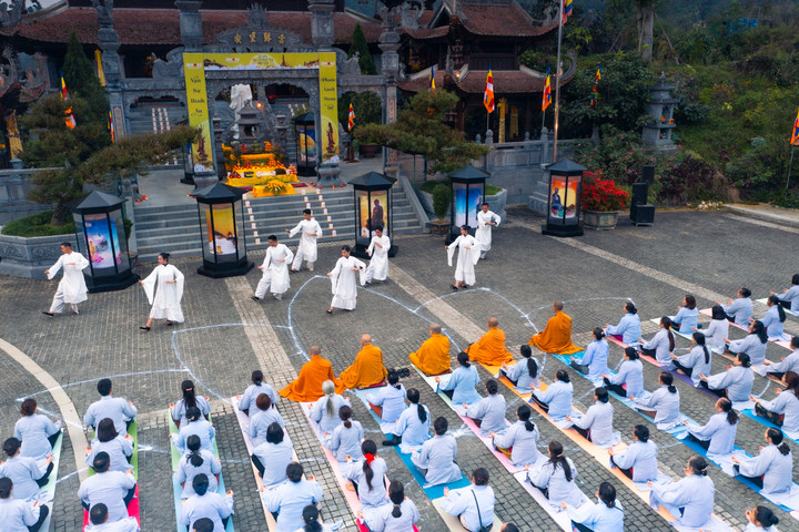 Phật tử về đỉnh thiêng Fansipan dự lễ vía Quán Thế Âm xuất gia - 3