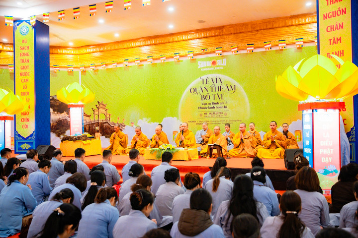 Phật tử về đỉnh thiêng Fansipan dự lễ vía Quán Thế Âm xuất gia - 8