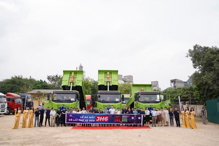 Xe ben JH6 vận hành mạnh mẽ trên công trường - 1