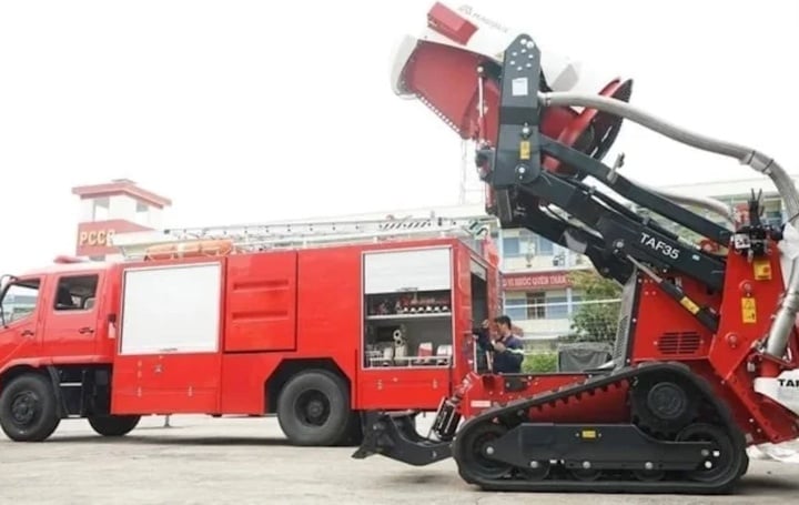 Xe chữa cháy là loại xe được ưu tiên hàng đầu khi tham gia giao thông. (Ảnh: Xuân Tiến)
