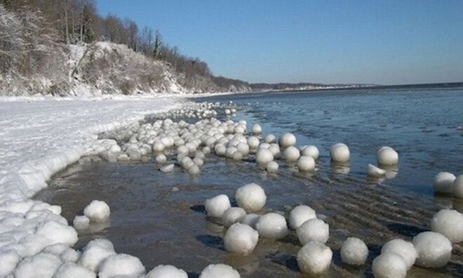 Nhiều nhà khoa học cho rằng nhiệt độ, cấu trúc băng tuyết và dòng biển, những viên tuyết đã hình thành nên cảnh tượng này. (Ảnh: Dailymail)