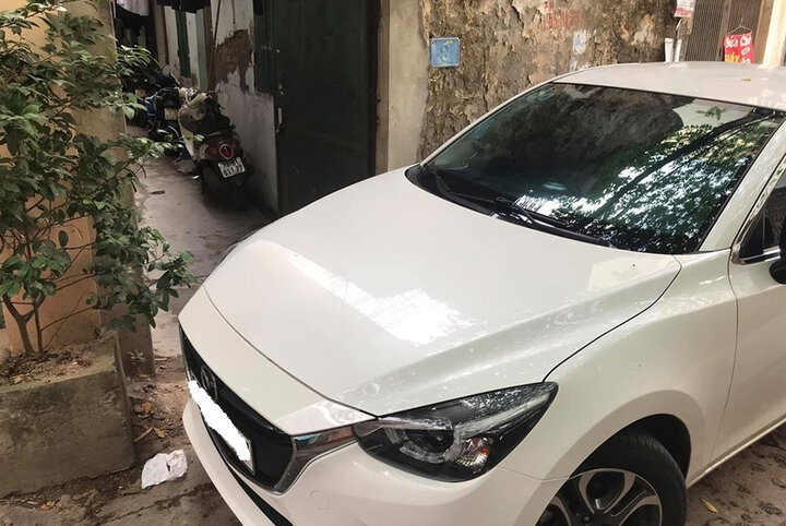 Người đăng bức ảnh này lên mạng (sống ở Hoàng Mai, Hà Nội) cho biết từ sáng sớm ô tô nhà hàng xóm đã bít lối đi khiến bạn anh không thể đưa xe máy ra ngoài, dẫn đến muộn thi. (Ảnh: L.T.N)