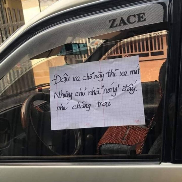 Lời nhắc khéo của gia chủ dành cho tài xế đỗ xe chắn cửa trong một bức ảnh được chia sẻ trên mạng xã hội.