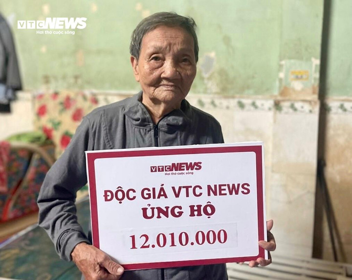 Bà Lê Thị Khéo đón nhận số tiền từ bạn đọc VTC News.