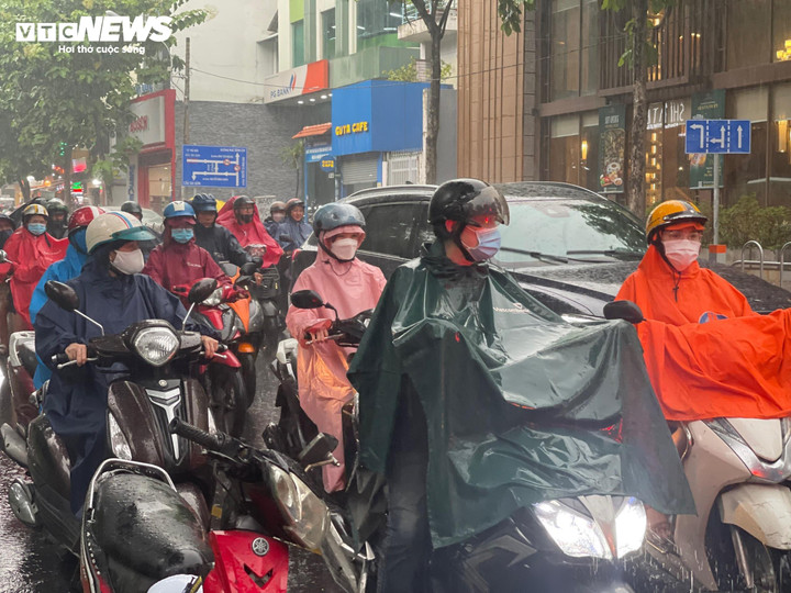 Thời tiết tại TP.HCM hôm nay 2/11, trời nắng, chiều và tối có mưa rào vài nơi.