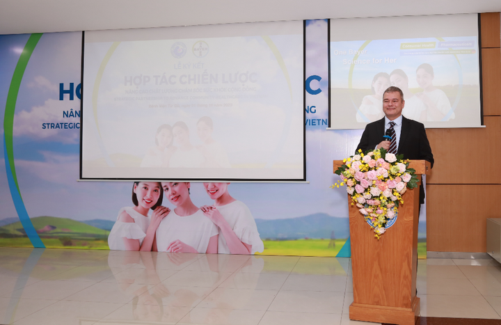 Ông Ingo Brandenburg, Tổng Giám đốc Bayer Việt Nam chia sẻ tại buổi ký kết hợp tác cùng bệnh viện Từ Dũ. (Ảnh: Thanh Bình)