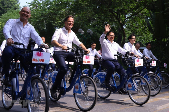 Thủ tướng Phạm Minh Chính và Thủ tướng Hà Lan Mark Rutte đạp xe tham quan không gian của Thủ đô. (Ảnh: Dương Giang/TTXVN)