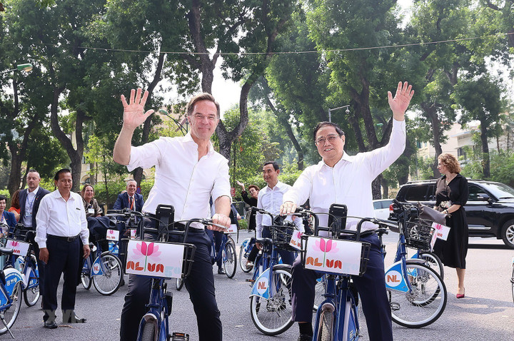 Thủ tướng Phạm Minh Chính và Thủ tướng Hà Lan Mark Rutte trên phố Hà Nội. (Ảnh: Dương Giang/TTXVN)