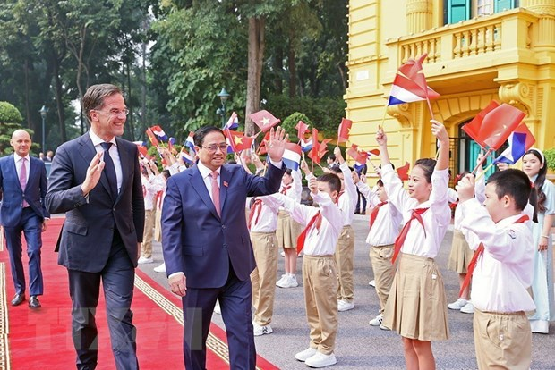 Thủ tướng Phạm Minh Chính và Thủ tướng Hà Lan Mark Rutte với thiếu nhi thủ đô Hà Nội tại lễ đón. (Ảnh: Dương Giang/TTXVN)
