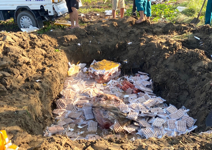 Lực lượng chức năng tiêu hủy xúc xích không có nguồn gốc xuất xứ.