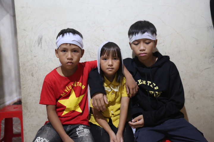 "Khi nào mẹ về với con...", câu hỏi các con khiến không ai cầm được nước mắt. (Ảnh: Trọng Tùng)