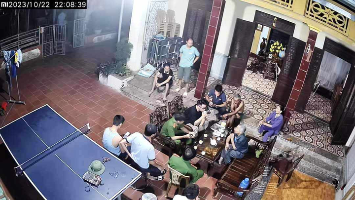 Công an có mặt giải quyết vụ việc. Ảnh gia đỉnh cung cấp