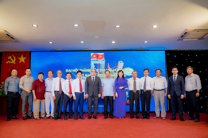 Các đại biểu tại buổi lễ.