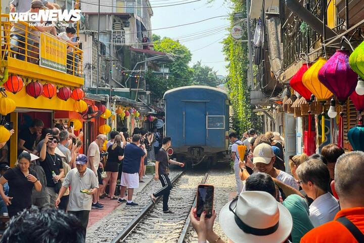 Nườm nượp khách du lịch check-in phố đường tàu 'mới mọc' ở Hà Nội - 14