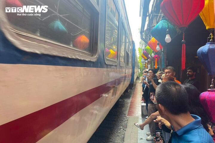 Nườm nượp khách du lịch check-in phố đường tàu 'mới mọc' ở Hà Nội - 13