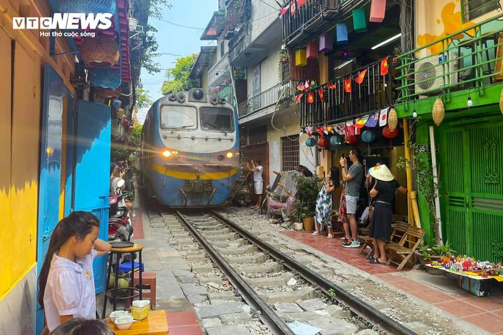 Khoảng cách giữa tàu và du khách gần 1m, nếu sơ suất rất dễ gặp nạn.