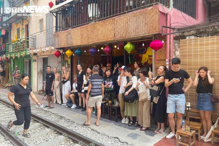 Nườm nượp khách du lịch check-in phố đường tàu 'mới mọc' ở Hà Nội - 11