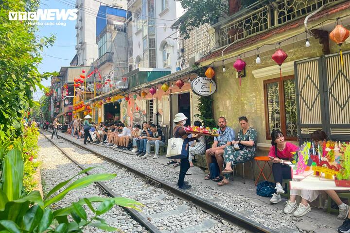Tuy nhiên, để đảm bảo an toàn cho người dân và du khách nên cơ quan chức năng đã ngiêm cấm du khách vào vui chơi, check-in tại tuyến phố cà phê đường tàu đoạn từ Trần Phú đến Phùng Hưng (quận Hoàn Kiếm). Song, những ngày gần đây, lại mọc lên những quán cà phê đường tàu mới nằm đối diện phố đường tàu cũ, nối từ trạm chắn Trần Phú tới Điện Biên Phủ (quận Ba Đình).