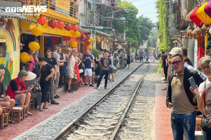 Thời gian qua, phố cà phê đường tàu Phùng Hưng tại Hà Nội được người dân Thủ đô và du khách khắp nơi biết đến là con phố cà phê nổi tiếng "độc nhất vô nhị".