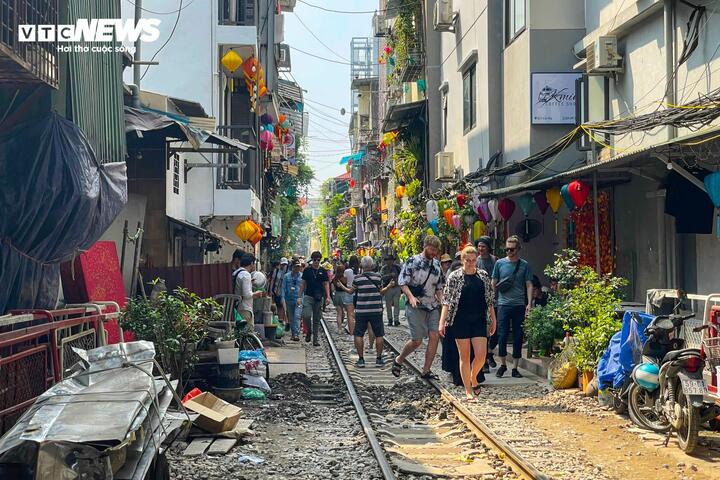 Tại khu vực cà phê đường tàu mới mọc có nhiều hộ dân đang tu sửa nhà nên vật liệu xây dựng để ngổn ngang, bừa bãi. Song, du khách không để tâm tới điều này mà chỉ muốn vào phía trong để thưởng thức cà phê, chụp ảnh, tham quan.