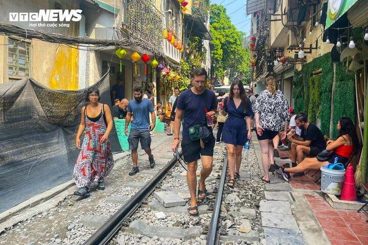 Trước đó, từ ngày 15/8, quận Hoàn Kiếm (Hà Nội) chỉ đạo các đơn vị liên quan thực hiện nghiêm các hành vi vi phạm kinh doanh trong hành lang bảo vệ an toàn giao thông đường sắt trên địa bàn quận. Ngoài ra, các hộ dân sinh sống tại khu vực hành lang giao thông đường sắt chấp hành nghiêm Luật Đường sắt, đảm bảo an ninh, an toàn hành lang giao thông đường sắt. Đồng thời, tổ chức lực lượng chức năng tăng cường kiểm tra, xử lý nghiêm các hành vi kinh doanh vi phạm quy định hành lang an toàn giao thông đường sắt.