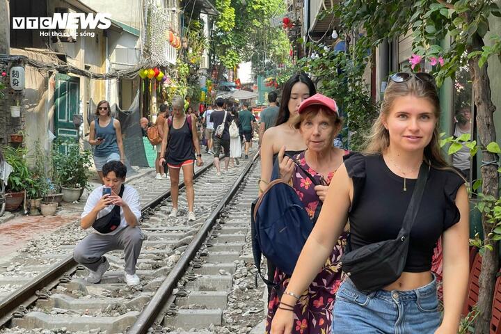 Chị Andrea đến từ Đức cho biết: "Biết đến khu phố đường tàu tại Hà Nội qua mạng xã hội nên tôi và chồng quyết định đến Việt Nam và ghé nơi đây đây để trải nghiệm. Để vào được đây tôi đã được một người dẫn đi qua một đoạn đường nhỏ cạnh khu vực rào chắn. Có rất nhiều quán cà phê phía ngoài có view rất đẹp nhưng tôi và chồng rất muốn trải nghiệm thưởng thức một ly cà phê ở khu vực đường tàu này".