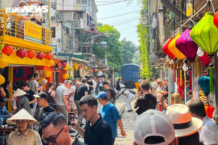 Nườm nượp khách du lịch check-in phố đường tàu 'mới mọc' ở Hà Nội - 10