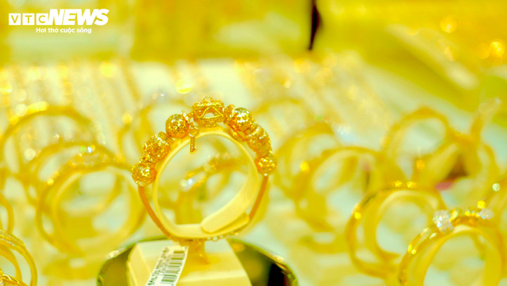 Giá vàng thế giới và trong nước sáng nay diễn biến trái chiều.