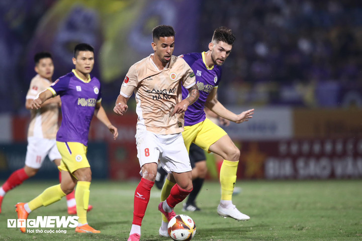 CLB Công an Hà Nội tấn công liên tục. (Ảnh: Kim Chi)