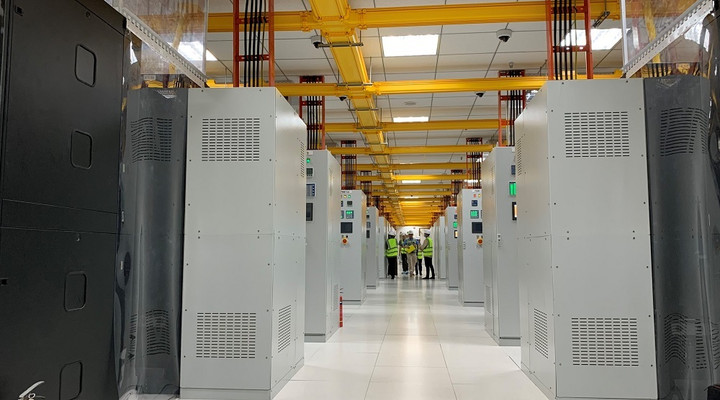 Các thiết bị hiện đại tại đây đều được cung cấp từ các hãng nổi tiếng, uy tín cao tới từ các nước G7, được lắp đặt theo các tiêu chuẩn quốc tế như IEC 60364, IEC 61439-1&2, IEC61641 , IEC 60947-2... và tiêu chuẩn quản lý chất lượng ISO: 9001:2015 và ISO 14001:2015, ISO 8528-5, NFPA 110.