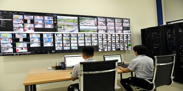 Riêng hệ thống kiểm soát truy cập an ninh tới 6 lớp bảo mật từ ngoài vào trong Data Hall với nhiều hình thức: từ cửa phân làn, cửa dò kim loại, thẻ từ, vân tay… đảm bảo an toàn cho vận hành của trung tâm cũng như bảo mật dữ liệu khách hàng ở mức cao nhất.